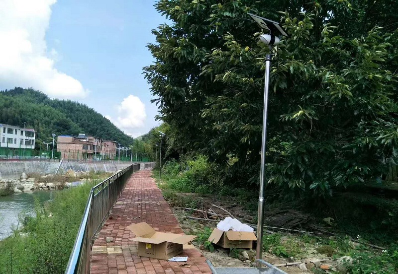 解決新農(nóng)村太陽能路燈的電壓不穩(wěn)問題